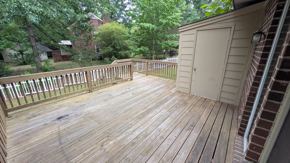 Back deck with storage - 318 Olde Towne Dr