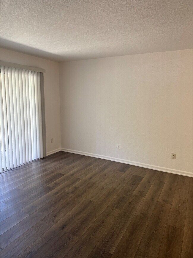 Building Photo - Beautiful 2 Bed, 1 Bathroom Lower-Level Co...