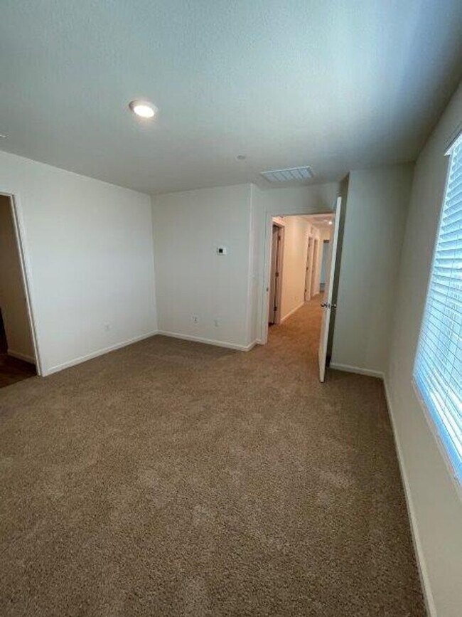 Building Photo - 5 Bedroom Close to Beale Air Force Base