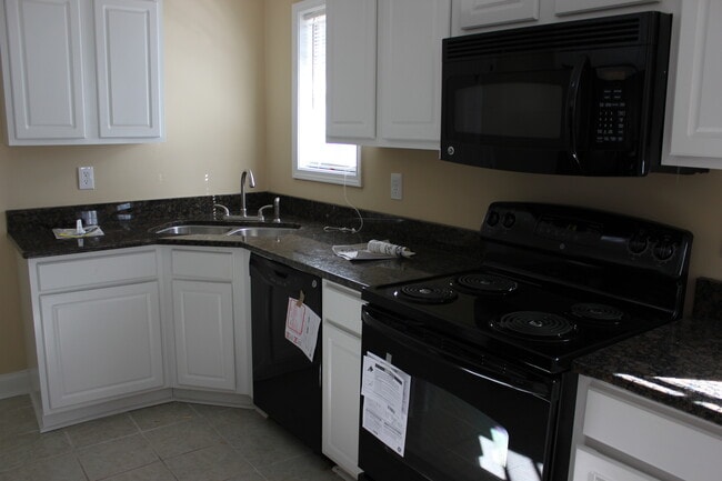 Building Photo - Beautiful 3 Bed, 2 Bath in Sought Out Area