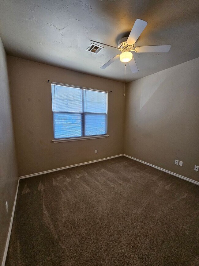 Building Photo - (3) Bed/(2.5) Bath Townhouse in Core Norman! Avail NOW!