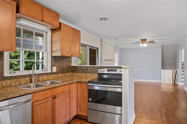 Building Photo - 2857 Fontainebleau Dr