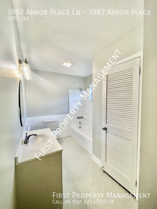 Building Photo - $700 Off One Month's Rent: 2/1 Remodeled D...