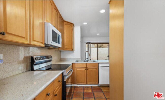Building Photo - 6798 Las Olas Way