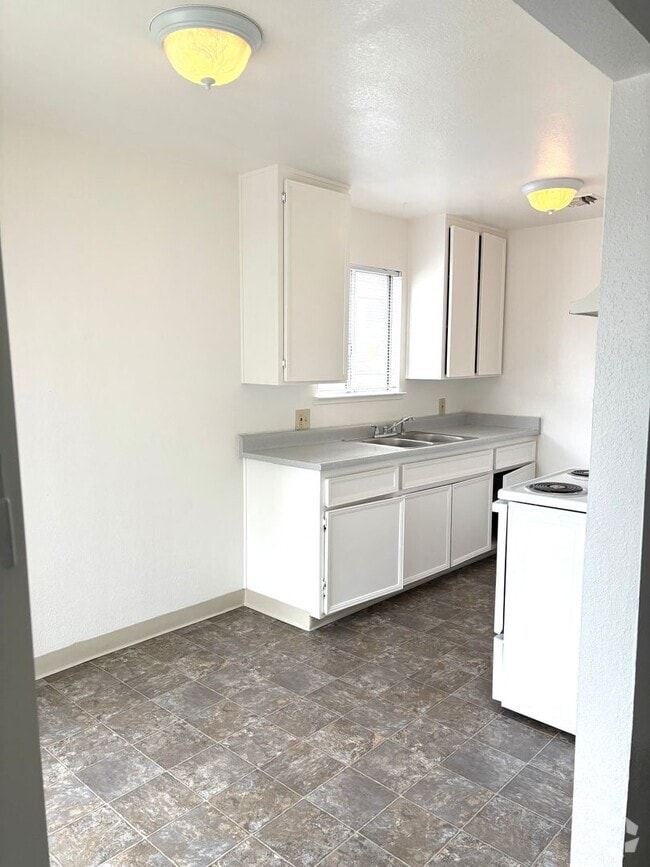 Building Photo - ? 2 Bed / 1 Bath Upstairs Apartment – Avai...