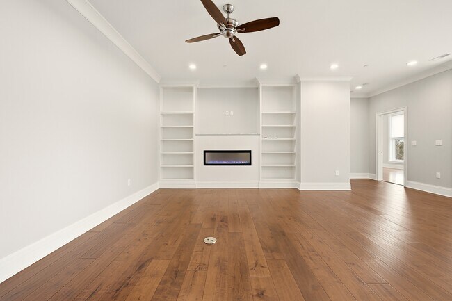 Building Photo - 6600 Seminary Woods Pl