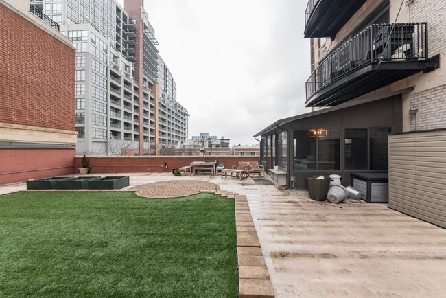 Building Photo - 2 bedroom in Chicago IL 60605