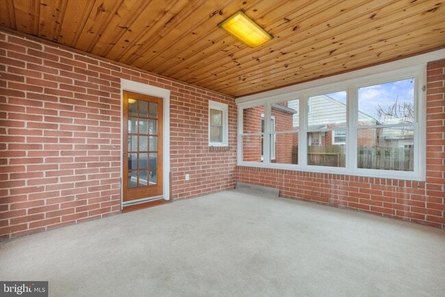 Building Photo - 304 Newfield Rd