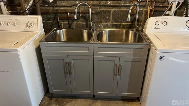 Building Photo - 145 Main St