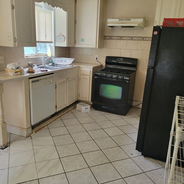 Building Photo - 590 Lively Dr