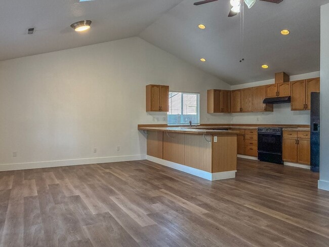 Building Photo - 3 Bedroom 2 Bath Ranch Home Available January 2026 !