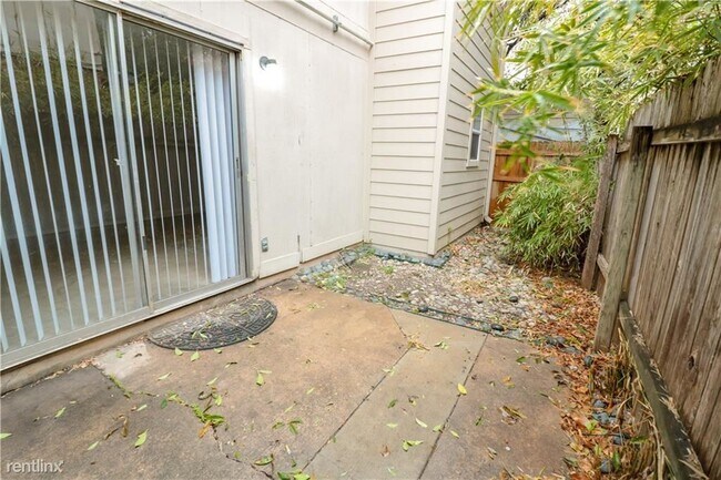 Building Photo - 2 br, 1 bath 4plex - 1220 Southport Dr A A