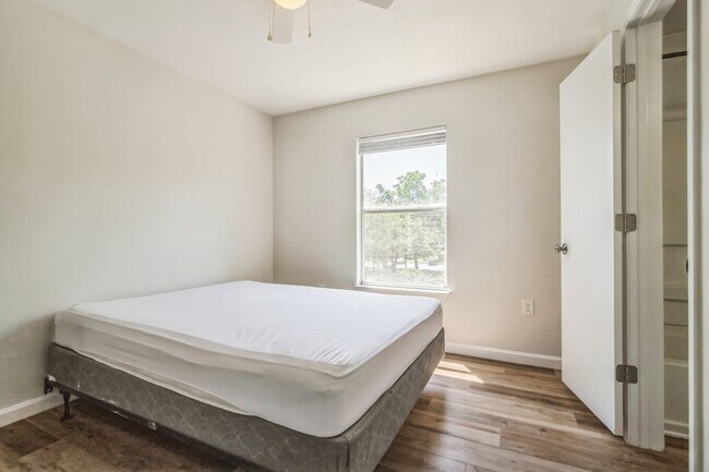Building Photo - Furnished 4/4 University Terrace