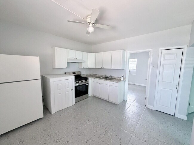 Building Photo - "Charming 2-Bed Oasis in West Palm Beach"