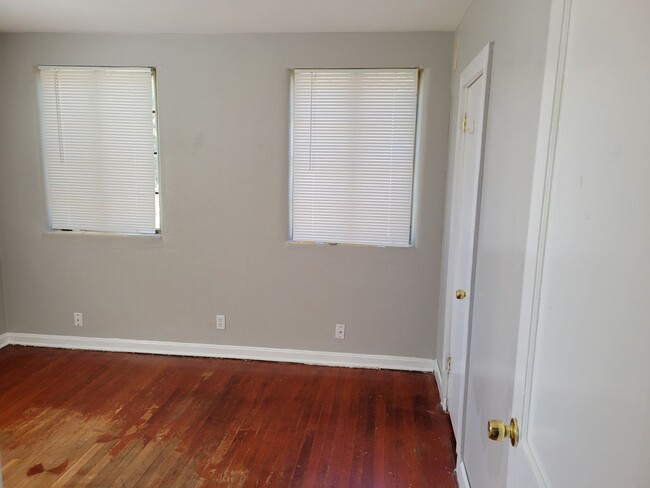 Building Photo - Spacious 4 Bedroom 2 Bath Home with Hardwo...