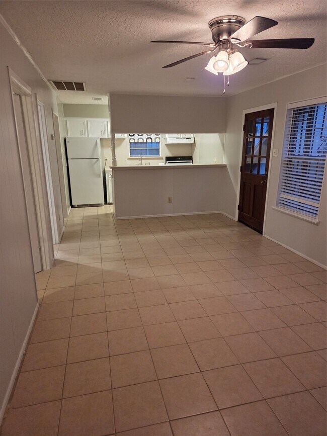 Building Photo - 902 Euclid St