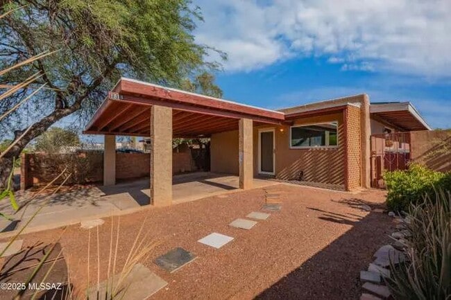 Primary Photo - MICHELLE LEE FOLEY