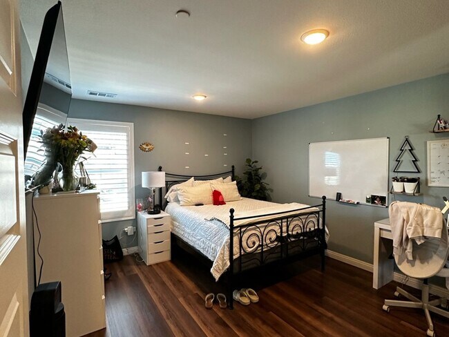 Building Photo - 4 Bedroom Single Family Home in Riverside
