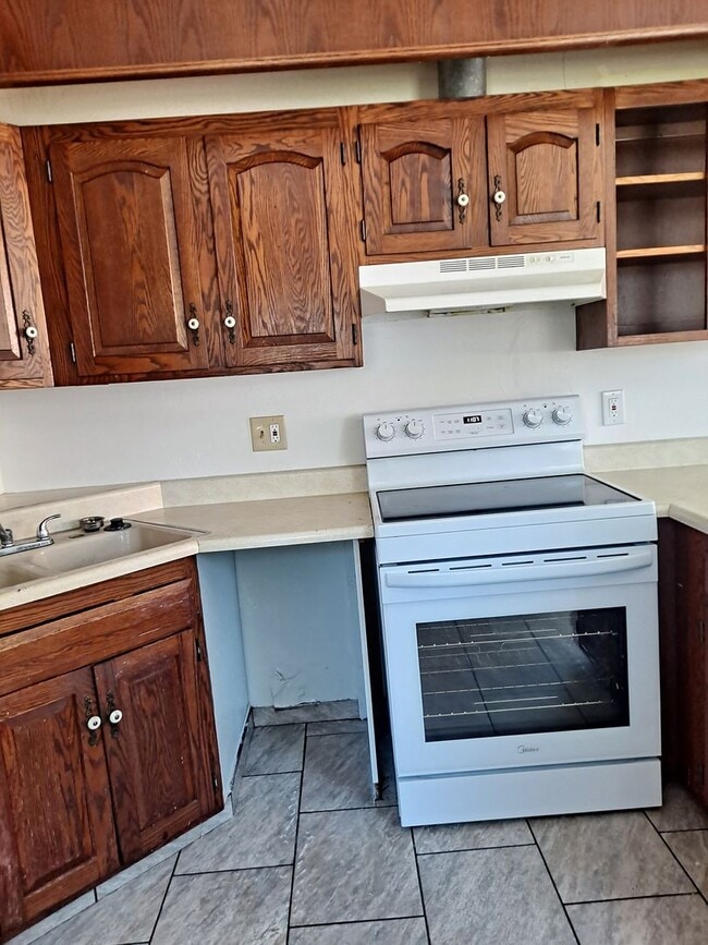 Building Photo - ALL PROSPECTIVE TENANTS MUST SUBMIT A $58 ...