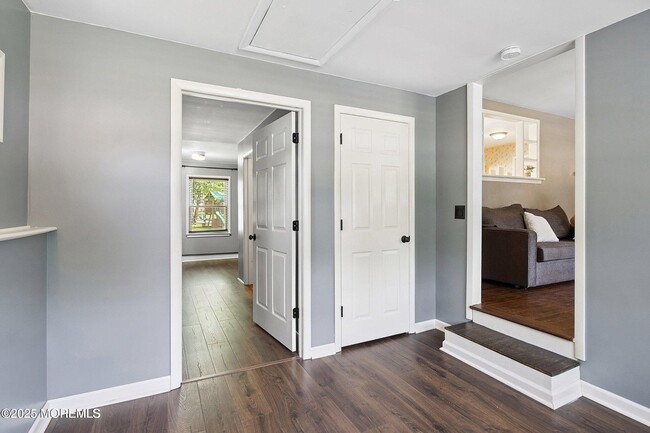 Building Photo - 6 Redwood Rd