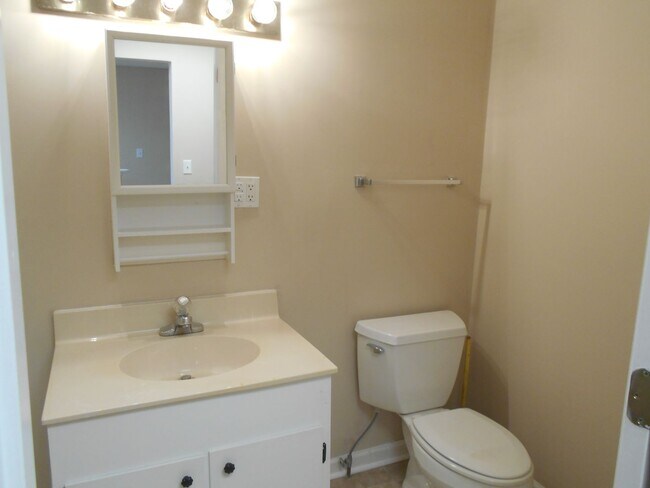 Building Photo - Second floor 1 bedroom, 1 bath suite in great location