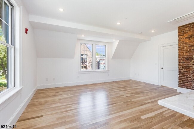 Building Photo - 63 Park St