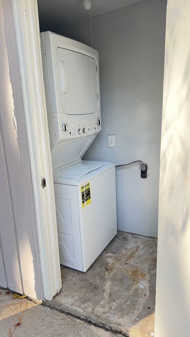 Building Photo - Cozy Two Bedroom Duplex on South End HHI