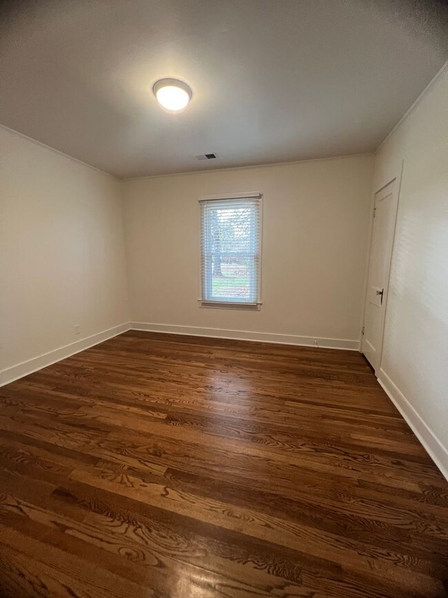 Building Photo - Acreage and Privacy! Available March!