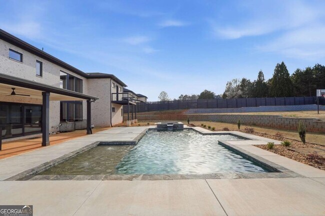 Building Photo - 556 Versailles Dr