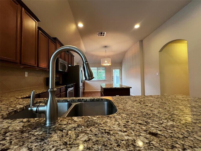 Building Photo - 2708 Cottonwood Shores Dr