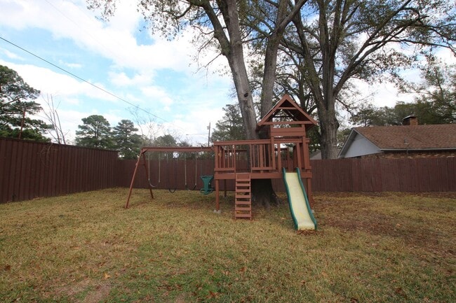Building Photo - Available Now! Spacious 4 Bed/3 Bath Home ...