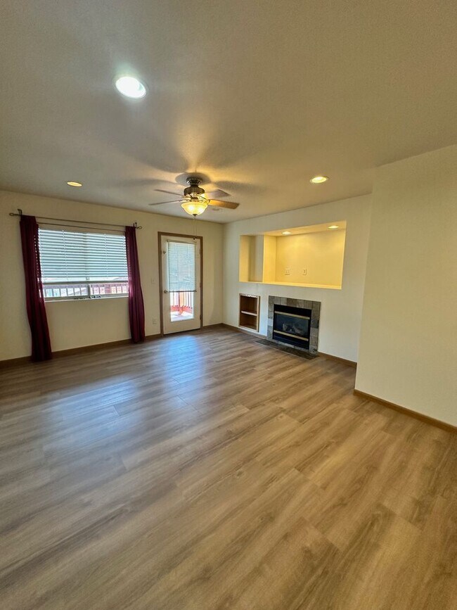 Building Photo - Lovely 2 bedroom 1.5 bath condo