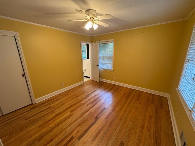 Building Photo - 828 Forest Ridge Dr W