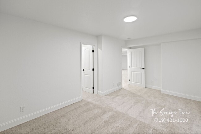 Building Photo - Luxury 5-Bedroom Home in the Award-Winning...