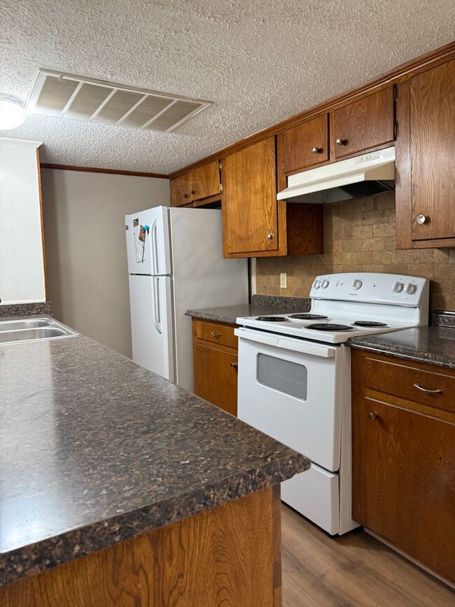 Building Photo - 1/1 Upstairs Apartment. All Bills Paid - O...