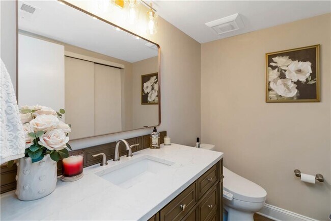 Building Photo - 1960 Variations Dr NE