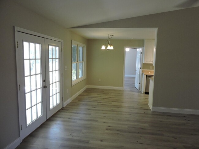 Building Photo - 125 Louise Dr