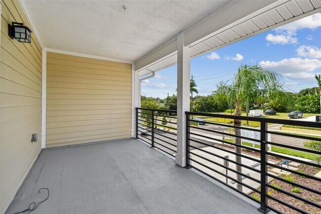 Building Photo - 650 E Tarpon Ave
