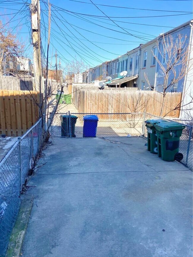 Building Photo - 2512 E Fayette St