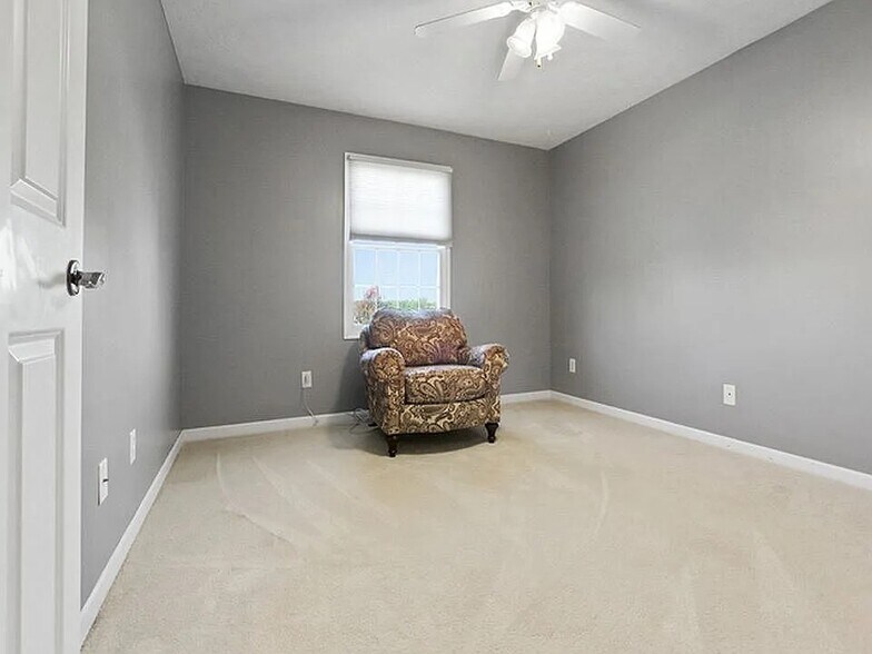 Building Photo - 2201 Knollbrook Way