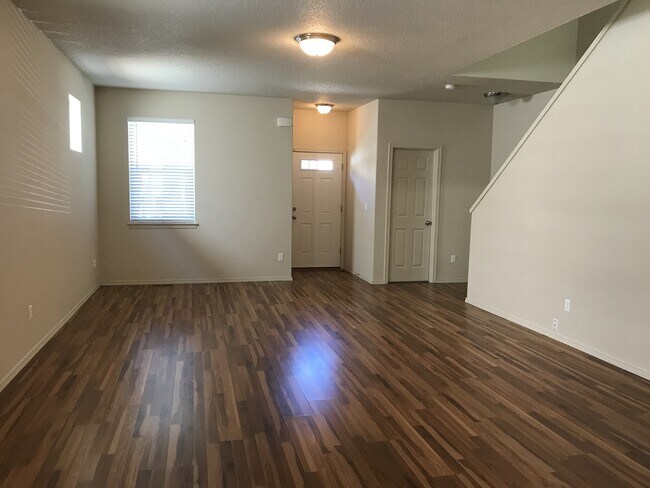 Building Photo - Well Maintained Spacious 4 BD Home with Gr...