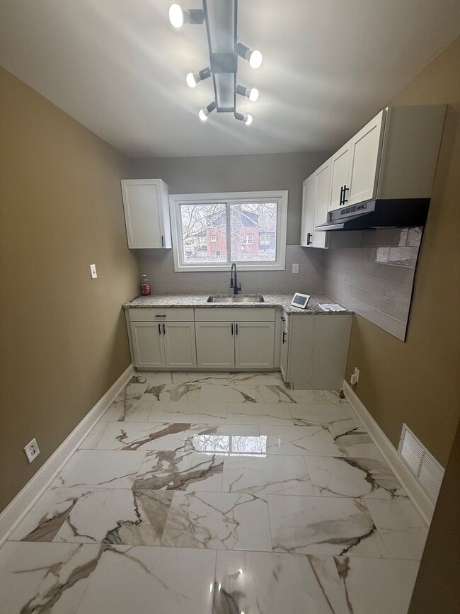 Building Photo - 15512 Mendota St