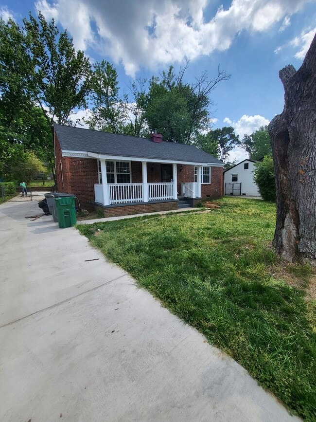 Primary Photo - Remodeled 3BR home minutes from Uptown Charlotte