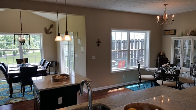 Building Photo - Robinson - LARGE 3 Bedroom End Unit House - Minutes from 376 W Robinson