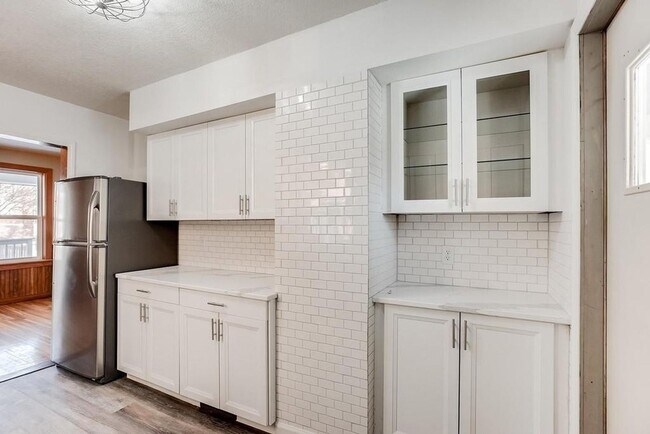 Building Photo - 6 bedroom 2 bathroom available 06/01/2026