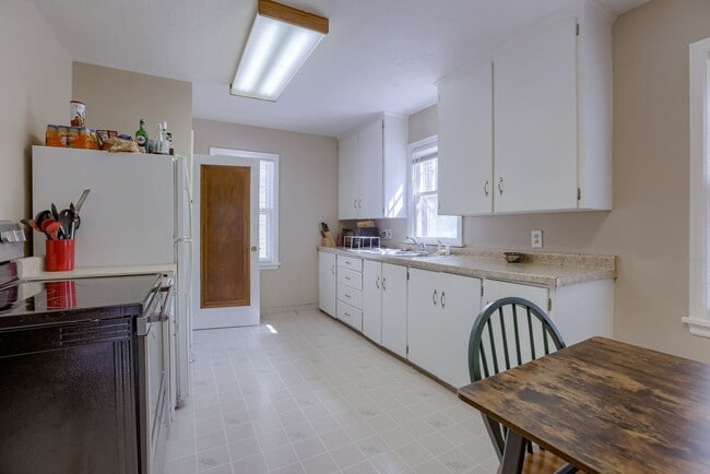 Building Photo - Charming 2 Bedroom With Spacious Living In...