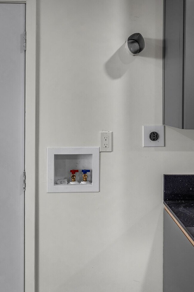 Building Photo - 5842-5840 Denver Ave