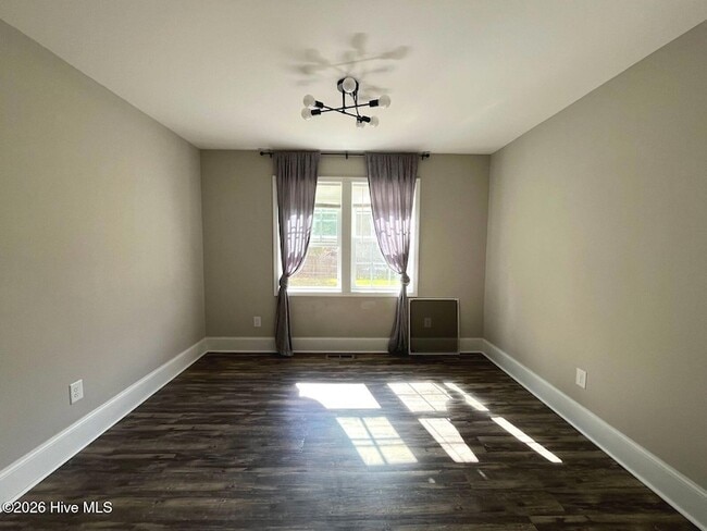 Building Photo - 203 S Pine St