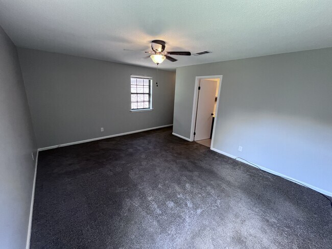 Building Photo - 215 Berkshire Cir