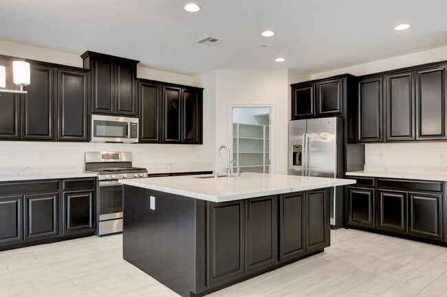 Building Photo - 4 Bedroom Townhouse in Tule Springs